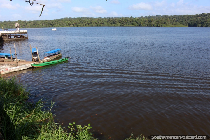 O Rio Oyapock, uma colocação bonita para atravessar pelo barco de Oiapoque ao Santo Georges. (720x480px). Brasil, América do Sul.