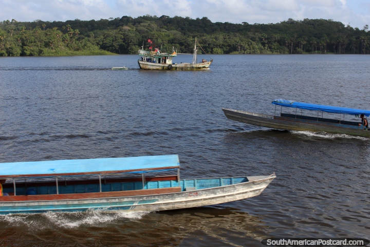 Os barcos de passageiros cruzam caminhos no Rio Oyapock em Oiapoque, a borda do Brasil e Guiana Francesa. (720x480px). Brasil, América do Sul.