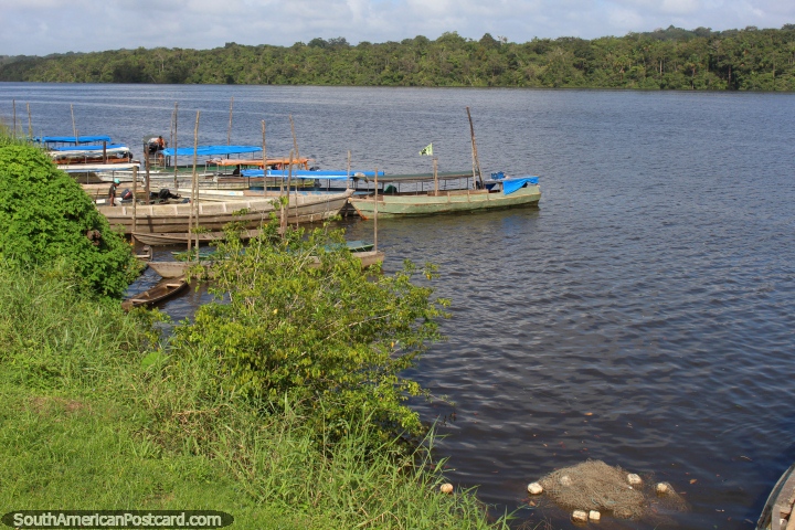 Os barcos de passageiros amarram-se na borda do Rio Oyapock em Oiapoque. (720x480px). Brasil, América do Sul.