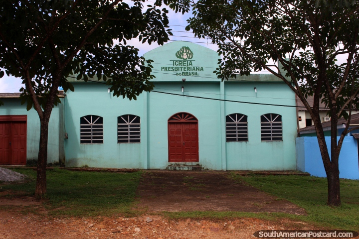 Igreja Presbiteriana fazem Brasil, pequena igreja verde em Oiapoque. (720x480px). Brasil, América do Sul.