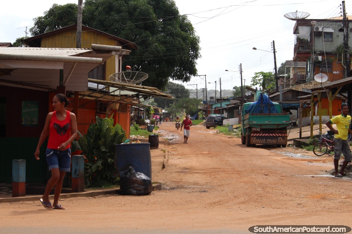 Um caminho de sujeira com casas nele em volta do centro de Oiapoque. (720x480px). Brasil, Amrica do Sul.