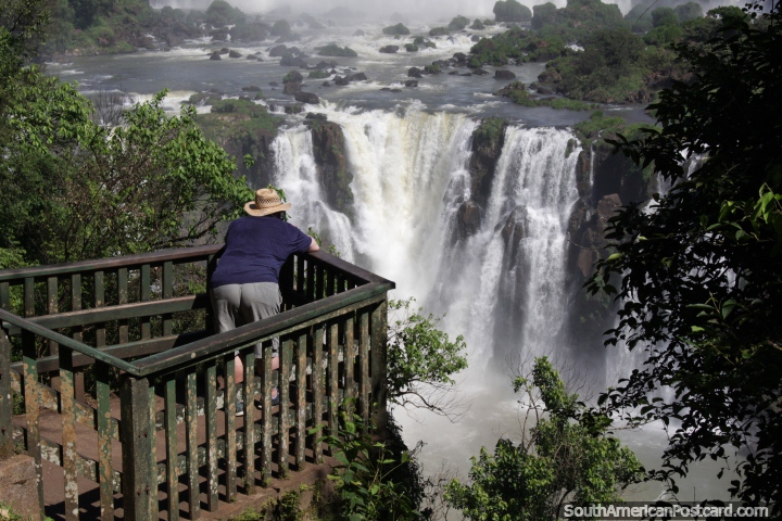 Ponto de vigia, seixo rolado e jardins de rocha, Foz do Iguaçu. (720x480px). Brasil, América do Sul.