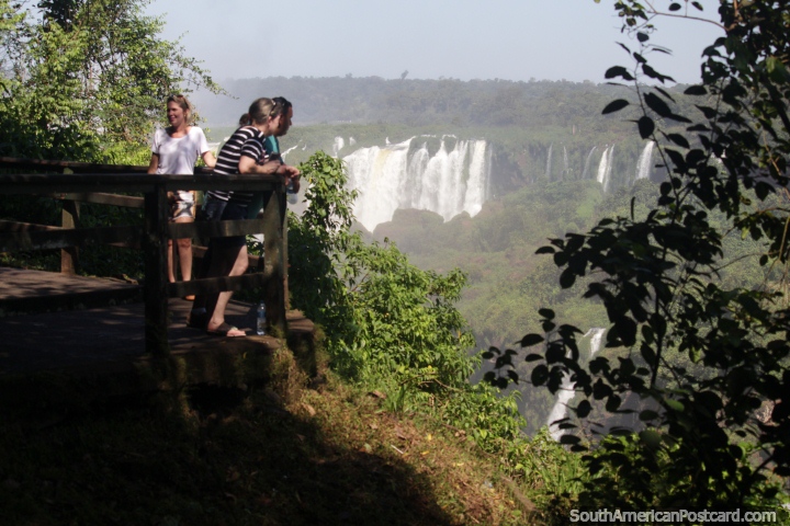 As pessoas que gostam das visões de Foz do Iguaçu de um ponto de vigia ao longo do rasto. (720x480px). Brasil, América do Sul.