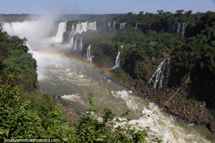 O arco-ïris permanente acima do rio e cachoeiras em Foz do Iguaçu. (720x480px). Brasil, América do Sul.