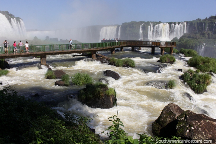 Usted está a punto de conseguir un poco húmedo! Al salir hacia el corazón de la Garganta del Diablo en Foz do Iguacu. (720x480px). Brasil, Sudamerica.