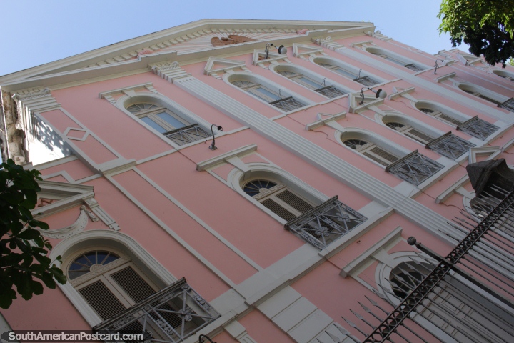 Fachada rosa de un edificio histórico en Río de Janeiro, Palacio Maconico de Lavradio. (720x480px). Brasil, Sudamerica.