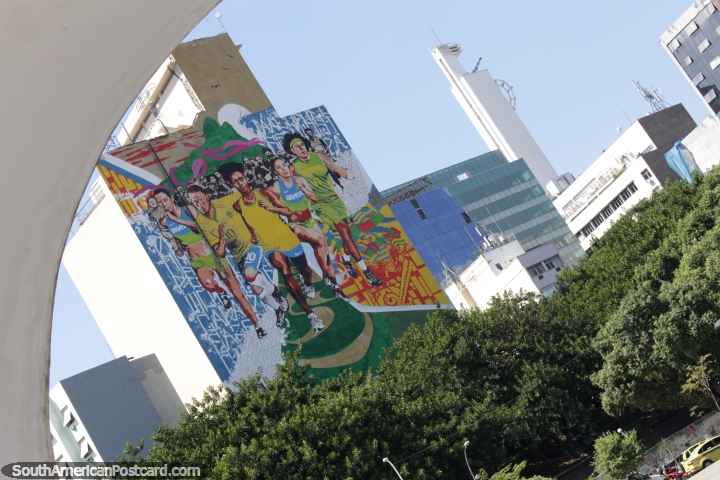 O enorme mural de joggers em um lado do edifïcio, examine dos Arcos Lapa em Rio de Janeiro. (720x480px). Brasil, América do Sul.