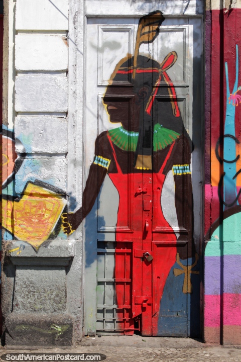 Uma mulher ïndia indïgena em vermelho, arte de grafite em Lapa, Rio de Janeiro. (480x720px). Brasil, América do Sul.