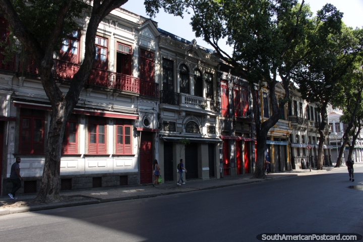 Uma rua com alguns velhos edifïcios bonitos em volta do centro de Rio de Janeiro. (720x480px). Brasil, América do Sul.