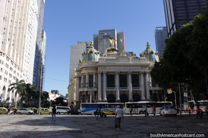 Alguns edifïcios modernos muito altos rodeiam o teatro Municipal em Rio de Janeiro. (720x480px). Brasil, América do Sul.
