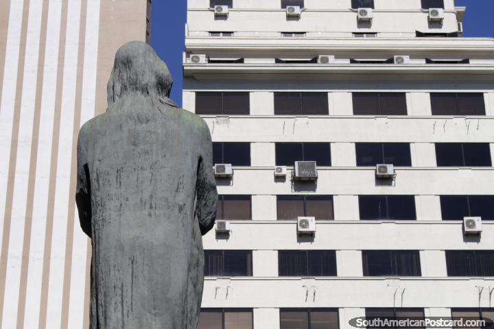 Estatua fuera del edificio del Departamento de Cultura de Río de Janeiro, este es su punto de vista. (720x480px). Brasil, Sudamerica.