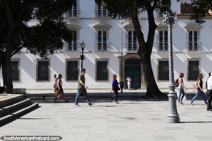 Praça pública, pessoas, homem em varreduras brancas do lado de fora de um edifïcio branco em Rio de Janeiro. (720x480px). Brasil, América do Sul.