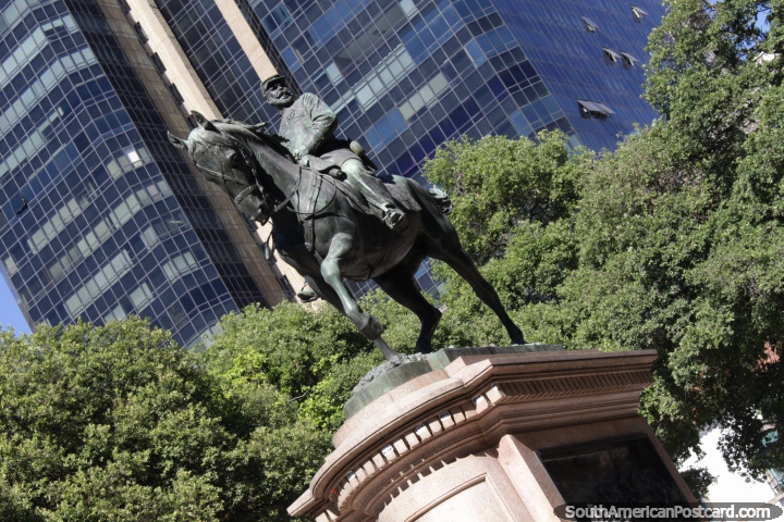 General Manoel Luis Osorio (1808-1879), a caballo, monumento en su plaza en Río de Janeiro. (720x480px). Brasil, Sudamerica.