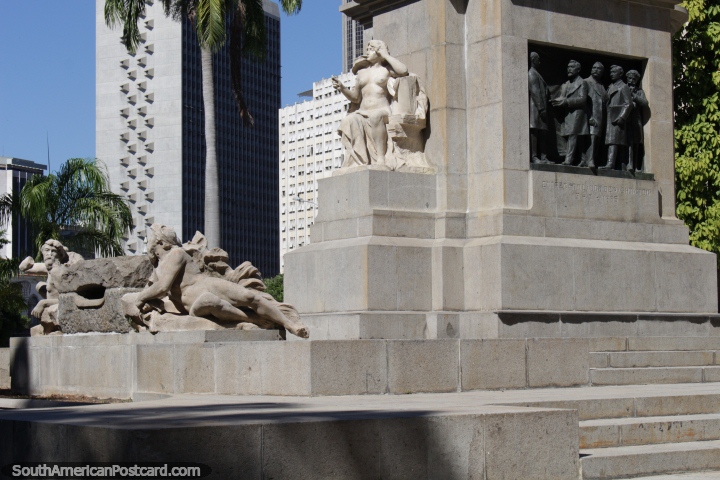 Monumento de esttuas de pedra e uma placa ornamental metlica em Rio de Janeiro. (720x480px). Brasil, Amrica do Sul.