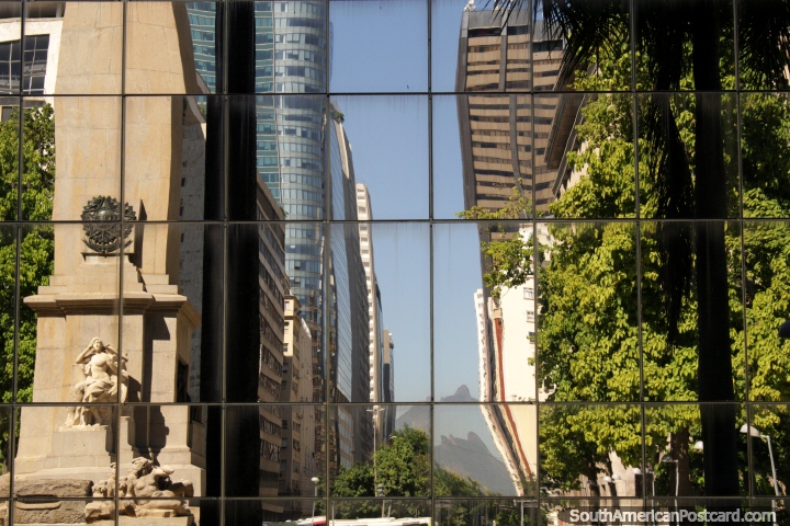 Edificios y monumento en Ro de Janeiro reflejan en las ventanas de un edificio moderno. (720x480px). Brasil, Sudamerica.