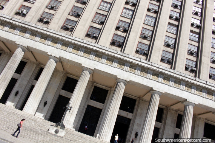 Edificio del Ministerio de Finanzas con muchas columnas en Ro de Janeiro. (720x480px). Brasil, Sudamerica.