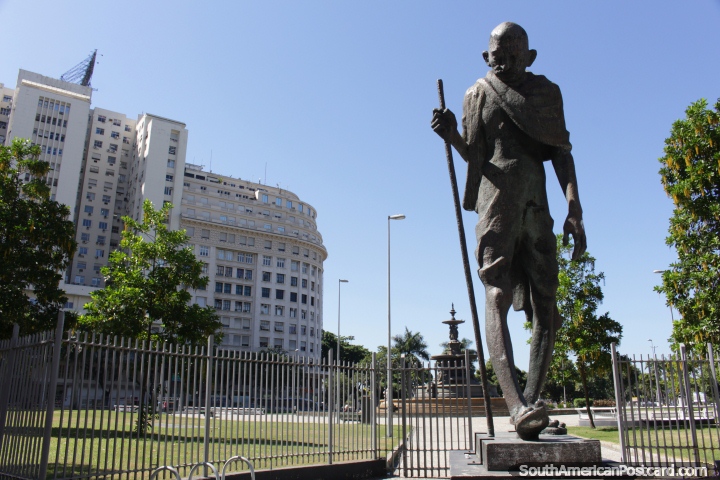 Esttua de Mahatma Gandhi em frente da praa pblica chamada como ele em Rio de Janeiro. (720x480px). Brasil, Amrica do Sul.