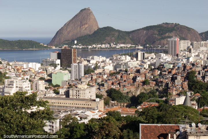 Um favela senta-se entre Santa Teresa e o Monte Po de acar em Rio de Janeiro. (720x480px). Brasil, Amrica do Sul.