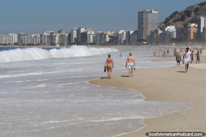 Uma praia longa com apartamentos nas costas, Copacabana, Rio de Janeiro. (720x480px). Brasil, América do Sul.