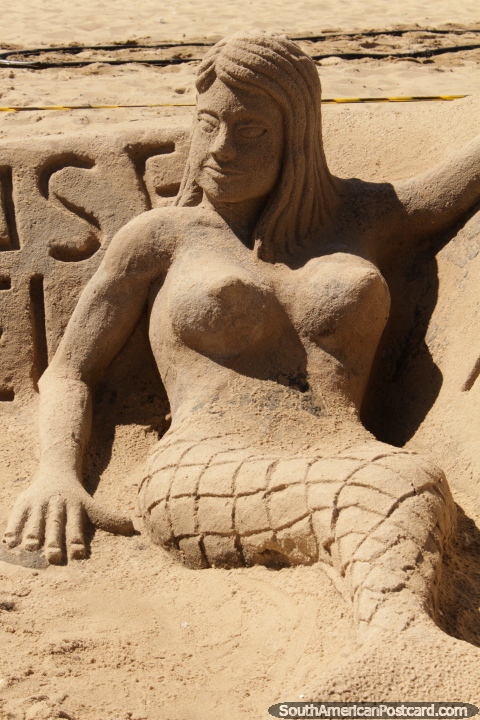 Sirena bonita hecha de arena en la playa de Copacabana de Ro de Janeiro. (480x720px). Brasil, Sudamerica.