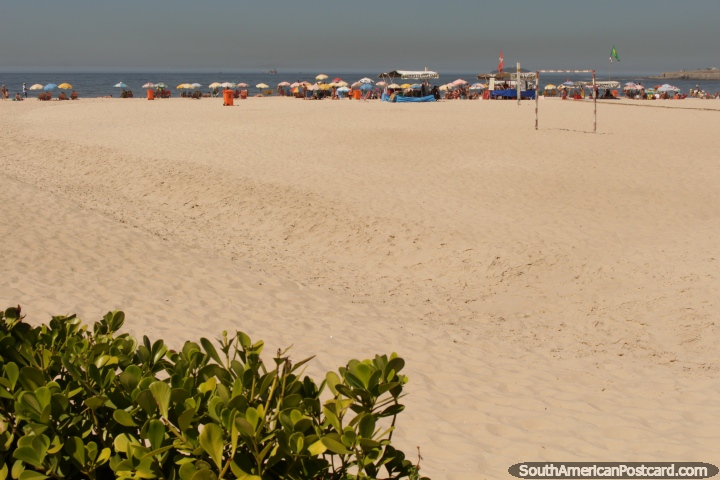 Guarda-chuvas na praia, postos de futebol, muita areia, isto  Copacabana em Rio de Janeiro. (720x480px). Brasil, Amrica do Sul.