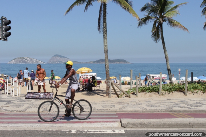 Olhando do outro lado da estrada para o mar na praia de Ipanema, no Rio de Janeiro. (720x480px). Brasil, Amrica do Sul.