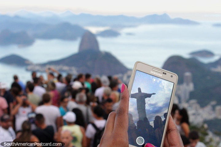 Mientras que alguien tom un selfie con Jess, tom la oportunidad de tomar mi foto, el Corcovado, Ro de Janeiro. (720x480px). Brasil, Sudamerica.