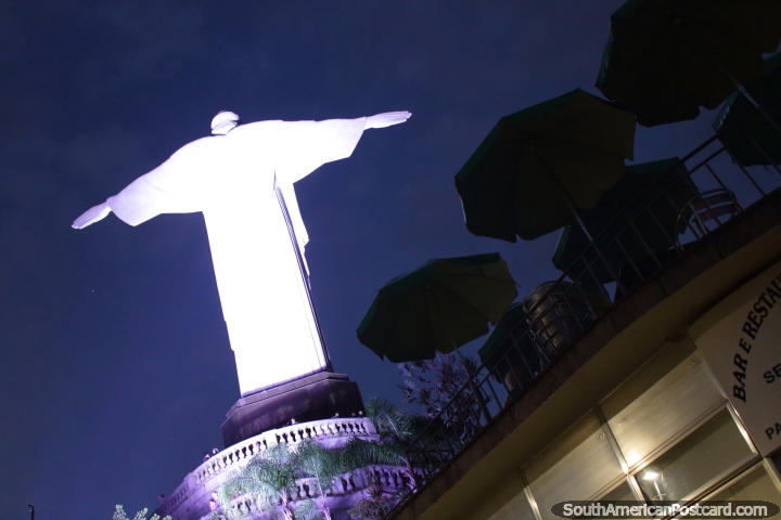 Jesus  realmente incandescente na escuridade agora, O Cristo Redentor em Rio de Janeiro. (720x480px). Brasil, Amrica do Sul.
