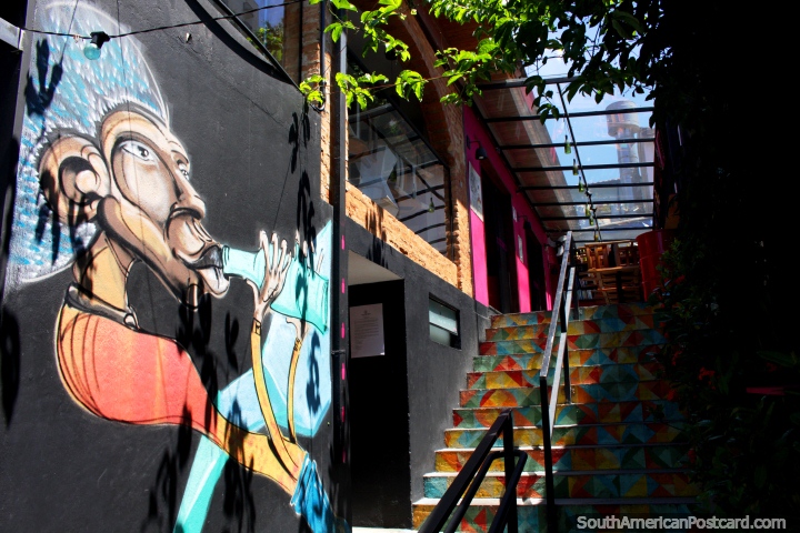 Escada colorida e mural que conduz a um café em Vila Madalena em São Paulo. (720x480px). Brasil, América do Sul.
