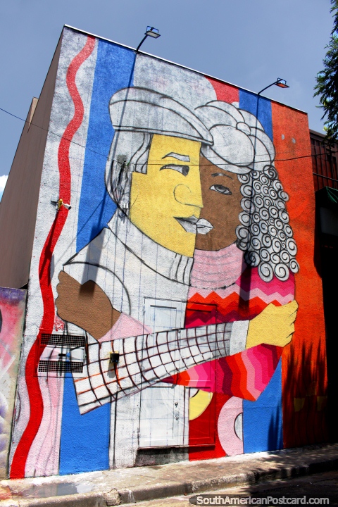 El hombre y la mujer abrazan, un mural súper-grande en un edificio en Beco do Batman en Sao Paulo. (480x720px). Brasil, Sudamerica.