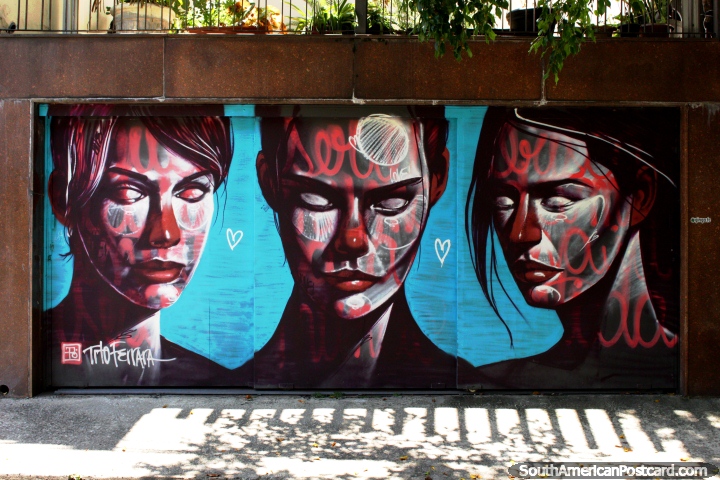 Como 3 mujeres de un video de Robert Palmer, gran mural en Vila Madalena en Sao Paulo. (720x480px). Brasil, Sudamerica.
