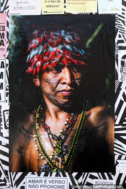 Foto de un nativo indígena en una pared alrededor de Vila Madalena en Sao Paulo. (480x720px). Brasil, Sudamerica.