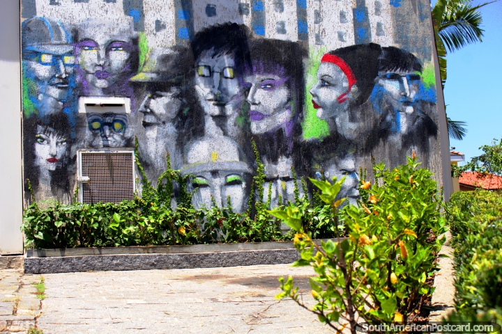 Mural com muitas caras, que andam em volta de Vila Madalena em São Paulo, vizinhança bonita. (720x480px). Brasil, América do Sul.