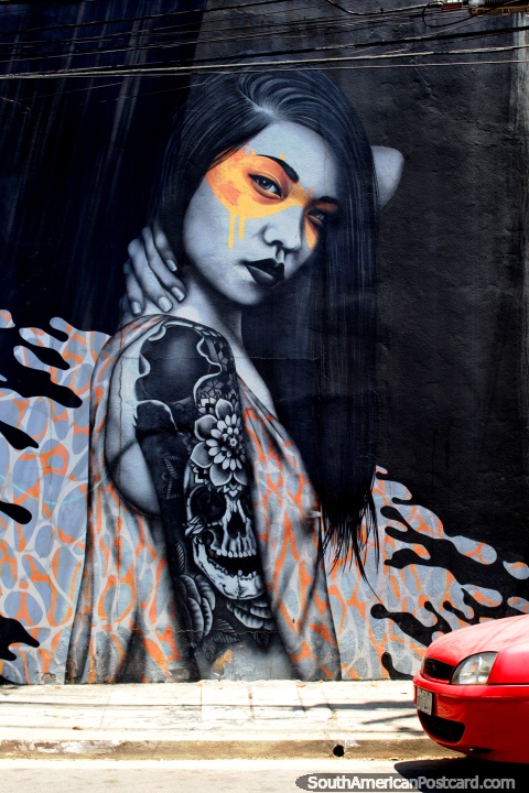 Hermosa mujer con un tatuaje en el brazo, gran mural alrededor de Vila Madalena, Sao Paulo. (480x720px). Brasil, Sudamerica.