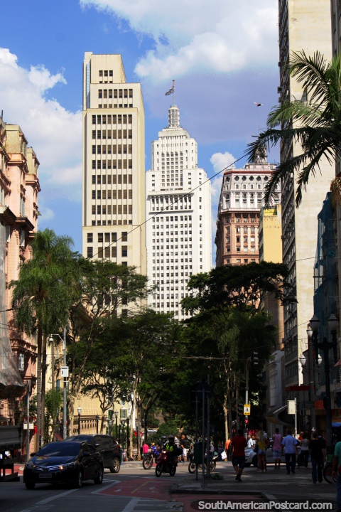 Os arranha-céus de cidade central em São Paulo, a cidade mais grande na América do sul! (480x720px). Brasil, América do Sul.