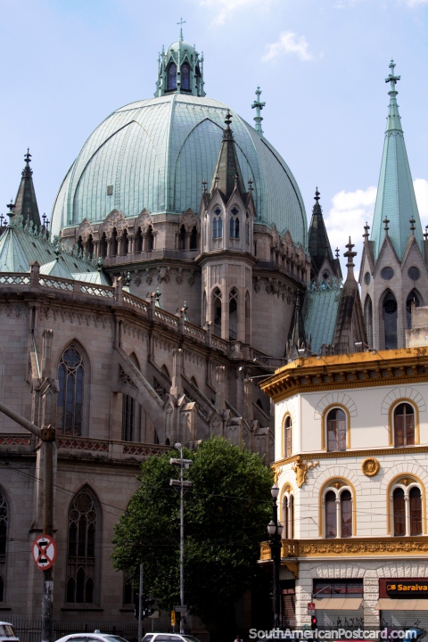 A cúpula atrás da catedral de São Paulo com arquitetura neo gótica. (480x720px). Brasil, América do Sul.