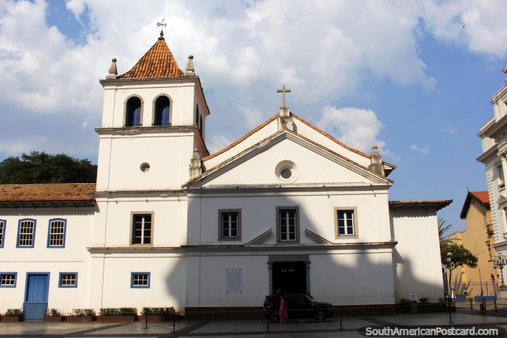 Bela igreja branca em um centro de edifcios histricos em So Paulo perto da ponte. (720x480px). Brasil, Amrica do Sul.
