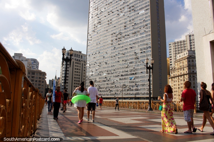 A grande ponte pedestre em So Paulo central, altos edifcios todos em volta. (720x480px). Brasil, Amrica do Sul.