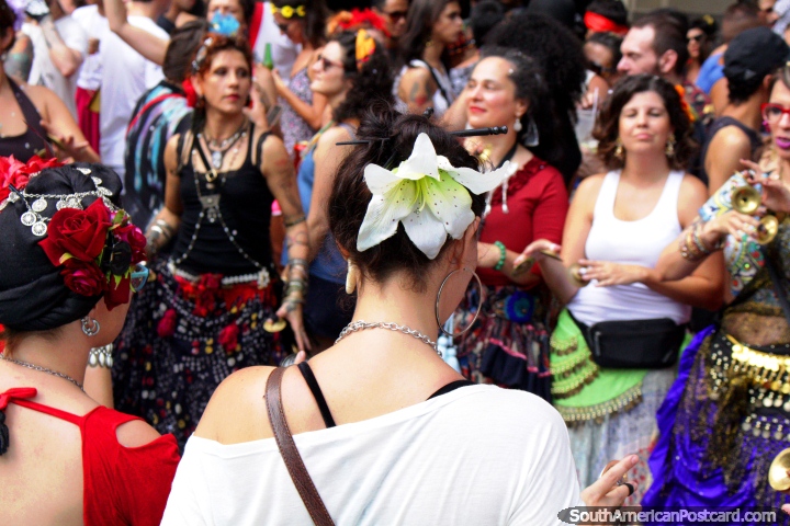 Flores em cabelo e roupa de hippie, danando mulheres, o divertimento de Carnaval comea em So Paulo. (720x480px). Brasil, Amrica do Sul.