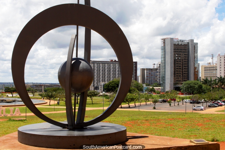 Era Espacial, escultura por Alexandre Wakenwith, perto da torre de TV em Braslia. (720x480px). Brasil, Amrica do Sul.
