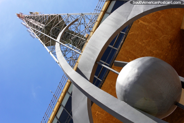 La torre de televisor en Brasilia fue construida en 1967 y tiene una altura de 230 metros! (720x480px). Brasil, Sudamerica.