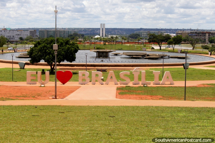 El parque entre la torre de televisor y la terminal de autobuses en Brasilia, edificios del gobierno en la lejanía. (720x480px). Brasil, Sudamerica.
