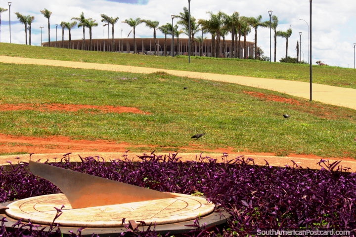 Un reloj de sol y el Estadio Nacional, vista desde el parque en Brasilia. (720x480px). Brasil, Sudamerica.