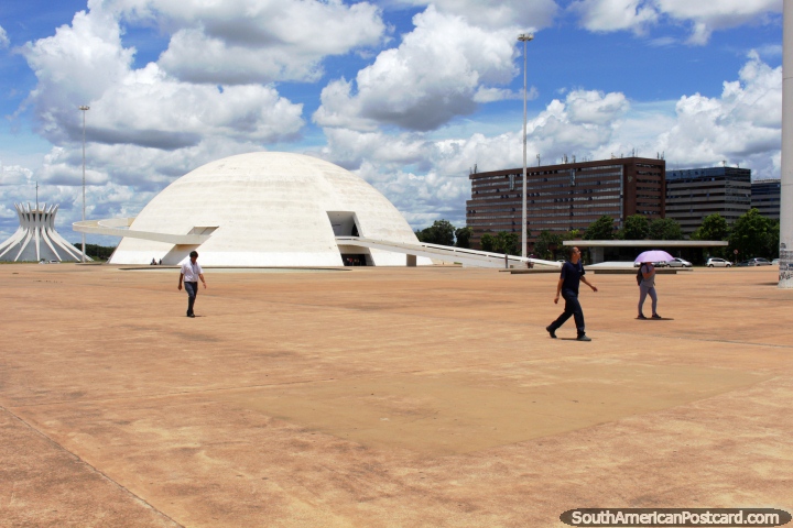 Brasïlia construiu-se com o futuro em mente atrás em 1960, a cúpula de Museu nacional apoia bastante bem! (720x480px). Brasil, América do Sul.