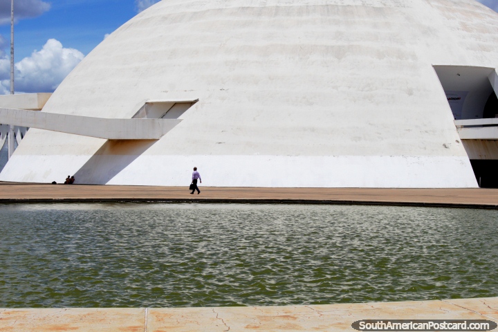 No es el nuevo centro espacial en Brasilia, en realidad el Museo Nacional, una enorme cúpula blanca! (720x480px). Brasil, Sudamerica.