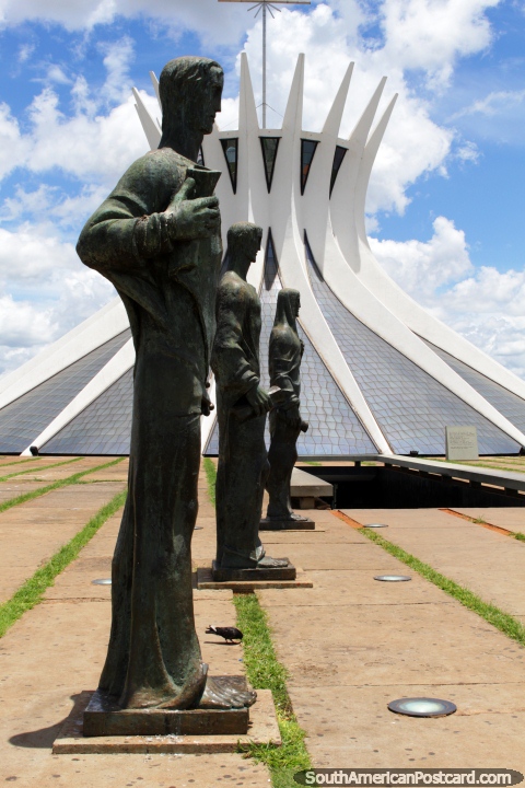 Outra visão da Catedral Metropolitana com uma linha de estátuas em frente, Brasïlia. (480x720px). Brasil, América do Sul.