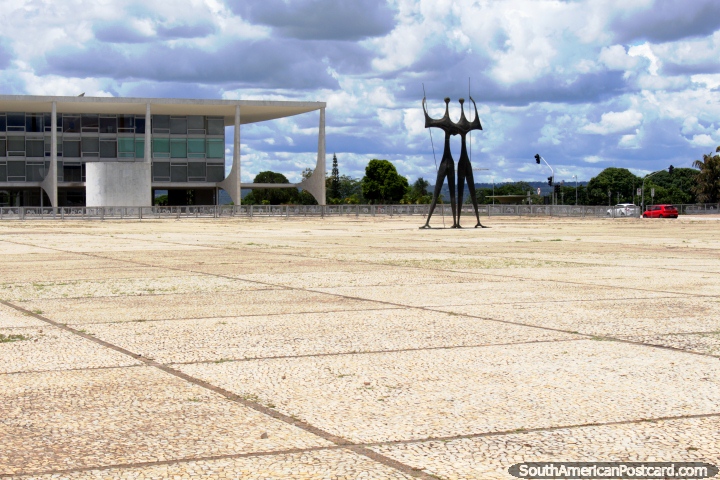 Una plaza y una escultura en Brasilia, alrededor del área de los edificios de la justicia. (720x480px). Brasil, Sudamerica.