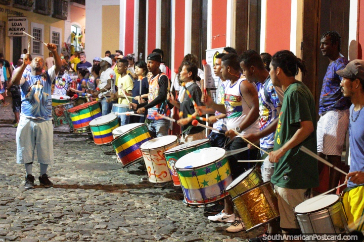 Fiesta de tambores rumbo en las calles de Salvador para el carnaval! (720x480px). Brasil, Sudamerica.