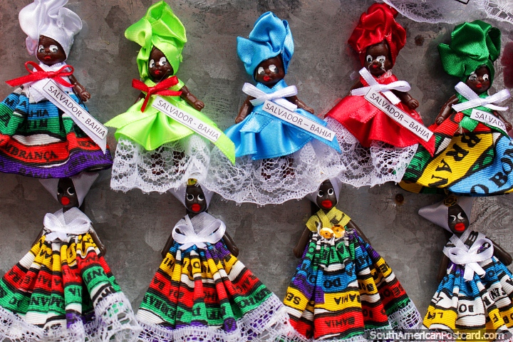 Pequenas bonecas coloridas que representam a cidade de Salvador da Bahia. (720x480px). Brasil, Amrica do Sul.
