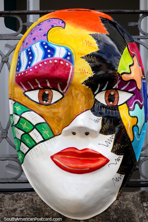 El Mardi Gras, sorprendentemente pintado mscaras de colores hermosos para el carnaval de Salvador. (480x720px). Brasil, Sudamerica.
